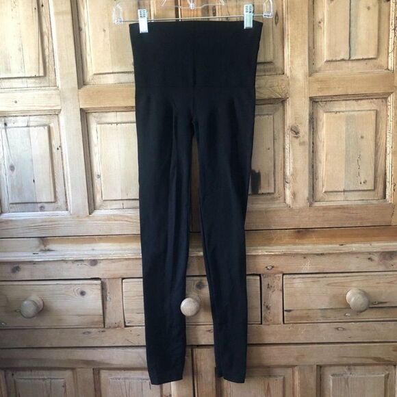 Spanx Takes Off Medium Black‎ Shaping Cropped Leggings - Picture 1 of 7